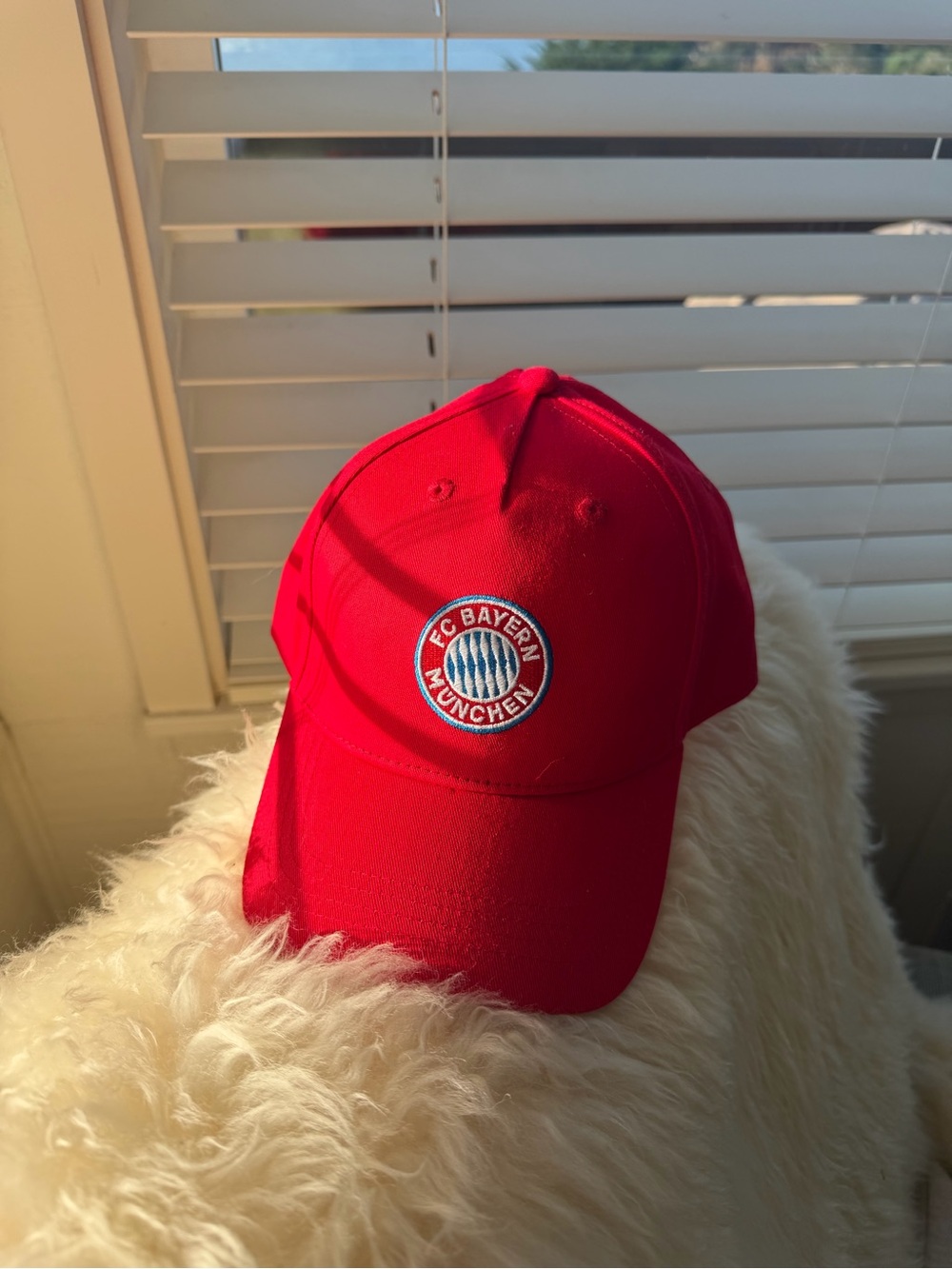 FC Bayern Kids Red Baseball Cap - Youth Team Logo Hat